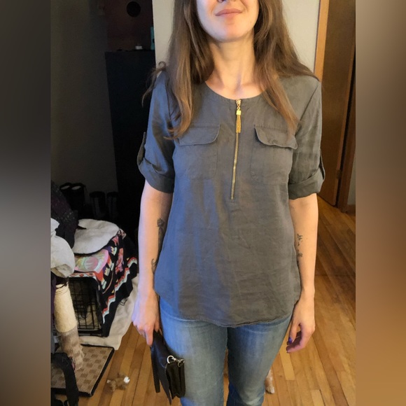 Grey blouse with 3/4 length sleeves. Size: S. Brand: Ellen Tracy - Picture 9 of 9